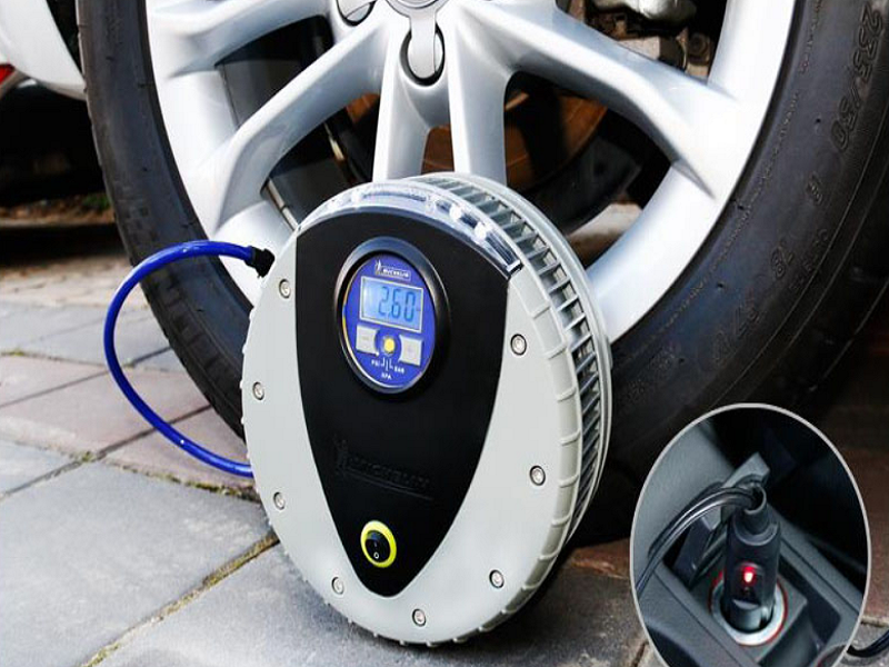 Bơm điện ô tô hỗ trợ tối đa trong trường hợp lốp xe thiếu hơi