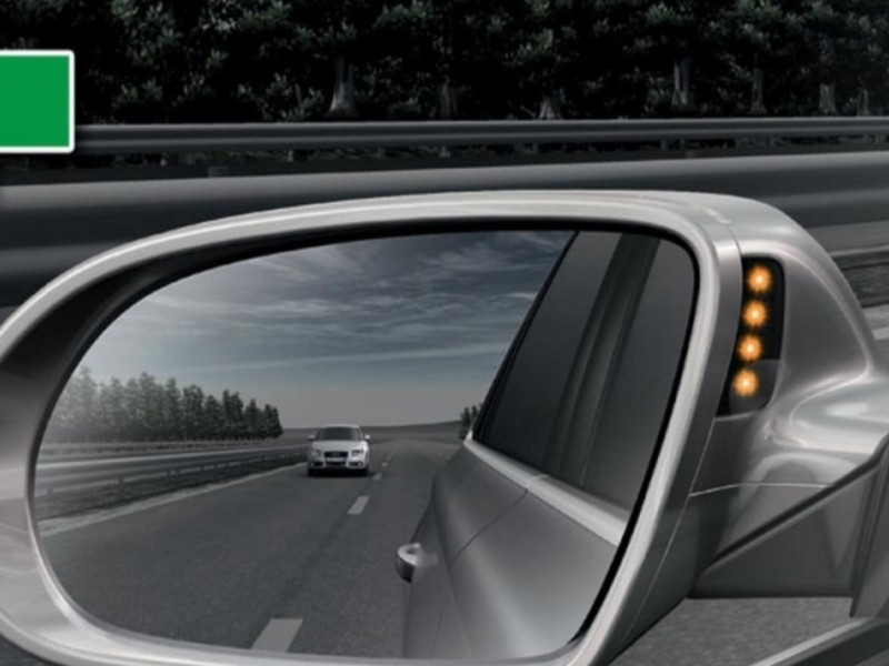 Gương chiếu hậu ô tô giúp tài xế lùi xe an toàn hơn