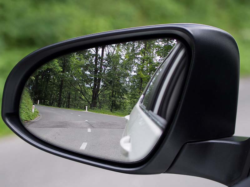 Gương chiếu hậu ô tô giúp bao quát tình hình phía sau xe