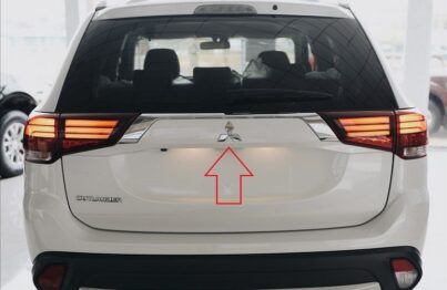 Thao tác với nút bấm nằm ngay dưới logo thương hiệu Mitsubishi