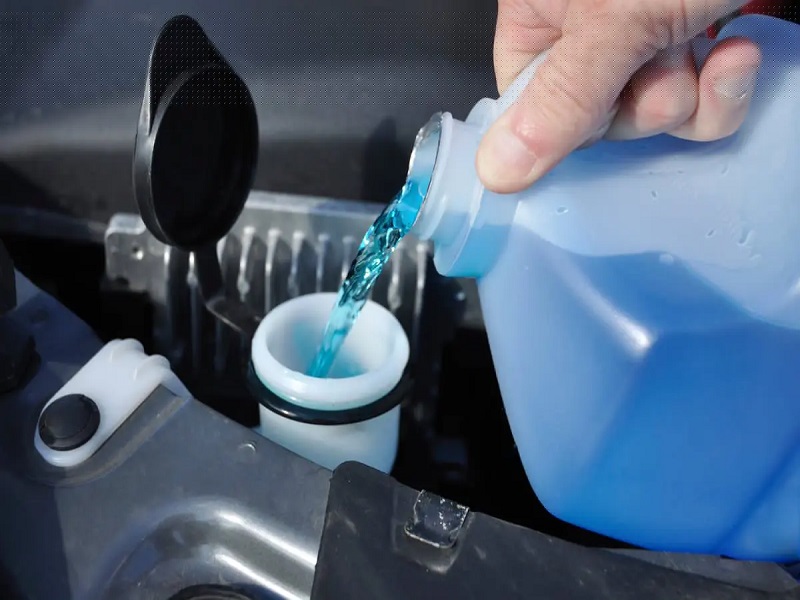 Châm lượng nước rửa kính phù hợp vào bình chứa