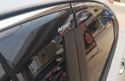 Vè che mưa cho xe Accent có tác dụng bảo vệ khi hạ kính xe