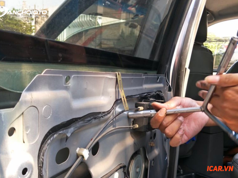 Kiểm tra cửa xe - Cách sửa lỗi cửa kính ô tô không kéo lên được