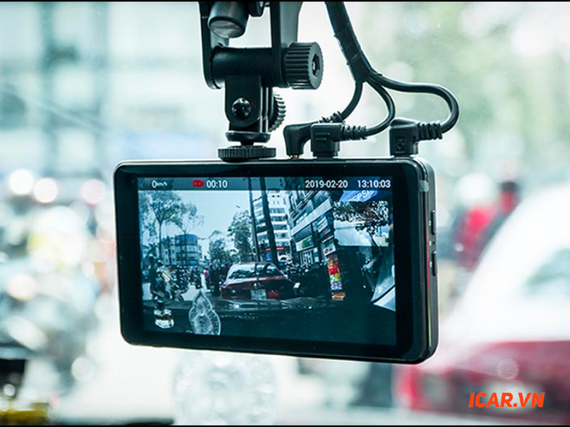 Camera hành trình là phụ kiện ô tô đầu tiên bạn nhất định phải mua