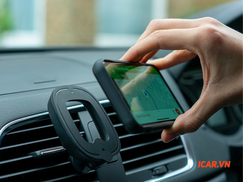 Giá đỡ điện thoại giúp cố định điện thoại, đảm bảo lái xe an toàn và dễ dàng theo dõi để thao tác khi cần. 
