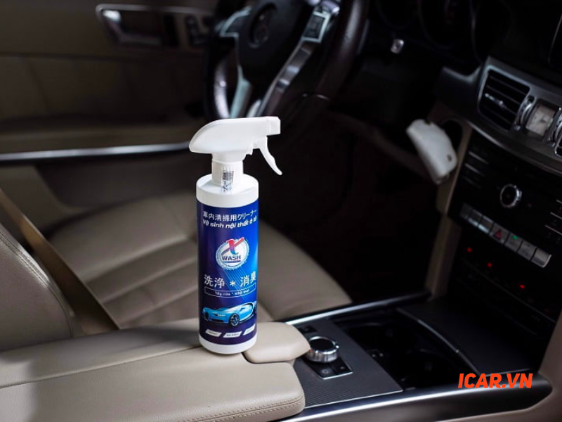 Bình xịt vệ sinh nội thất là phụ kiện ô tô cần trang bị, bảo vệ bạn và người ngồi.