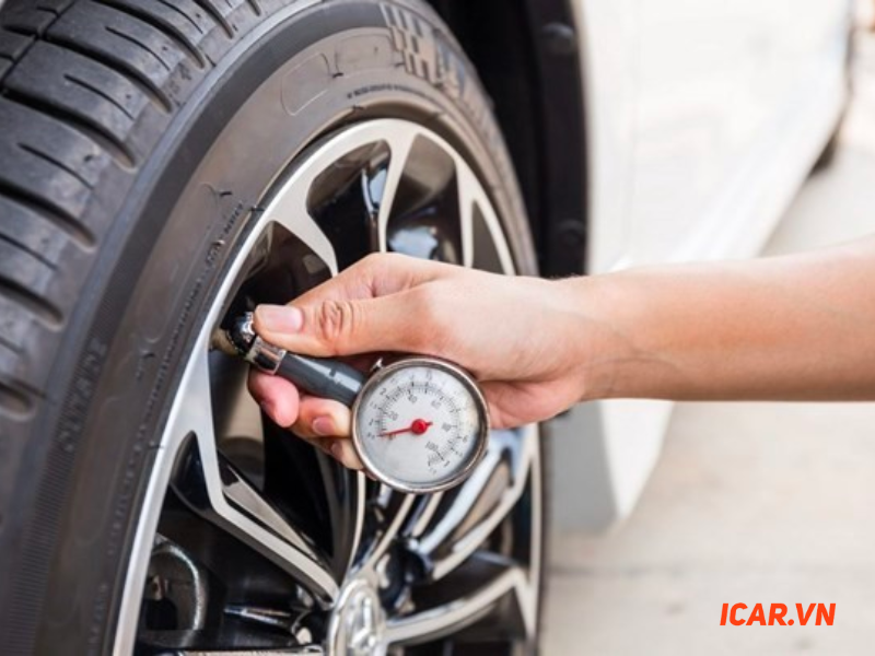 Vào mùa đông, nhiệt độ xuống thấp cộng với không khí khô sẽ khiến lớp cao su của lốp xe bị hư hại.
