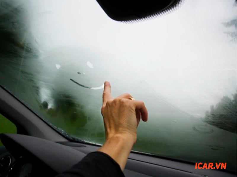 Cần làm gì khi kính bị mờ để quan sát tốt, đảm báo lái xe an toàn vào mùa đông? 