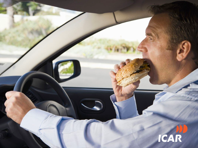 cần từ bỏ thói quen ăn uống và hút thuốc trên xe, kể cả khi mở cửa sổ.