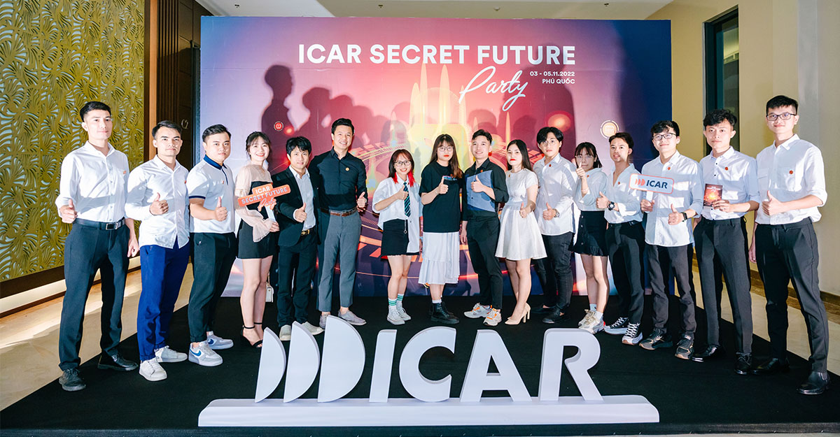 Thành viên R&D chụp tại buổi lễ gala sinh nhật ICAR