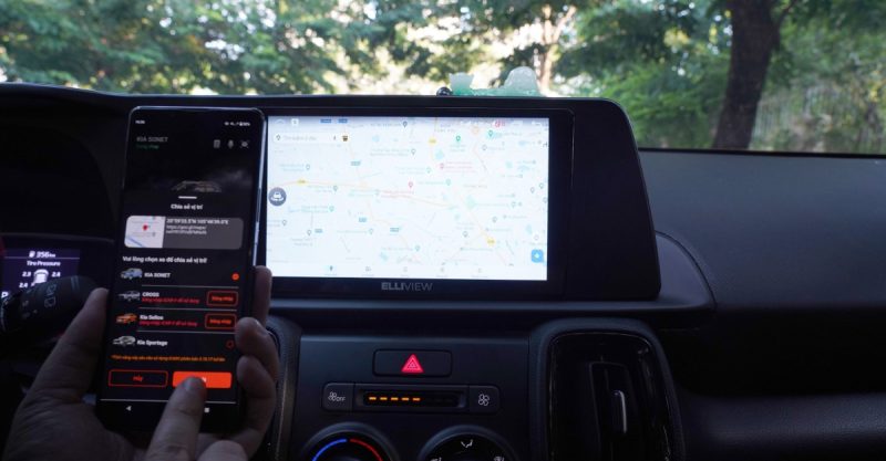 Với sự động bộ của App ICAR, người ngồi cạnh hoàn toàn có thể hỗ trợ người lái chia sẻ định vị chính xác trên ứng dụng Google Maps của ô tô