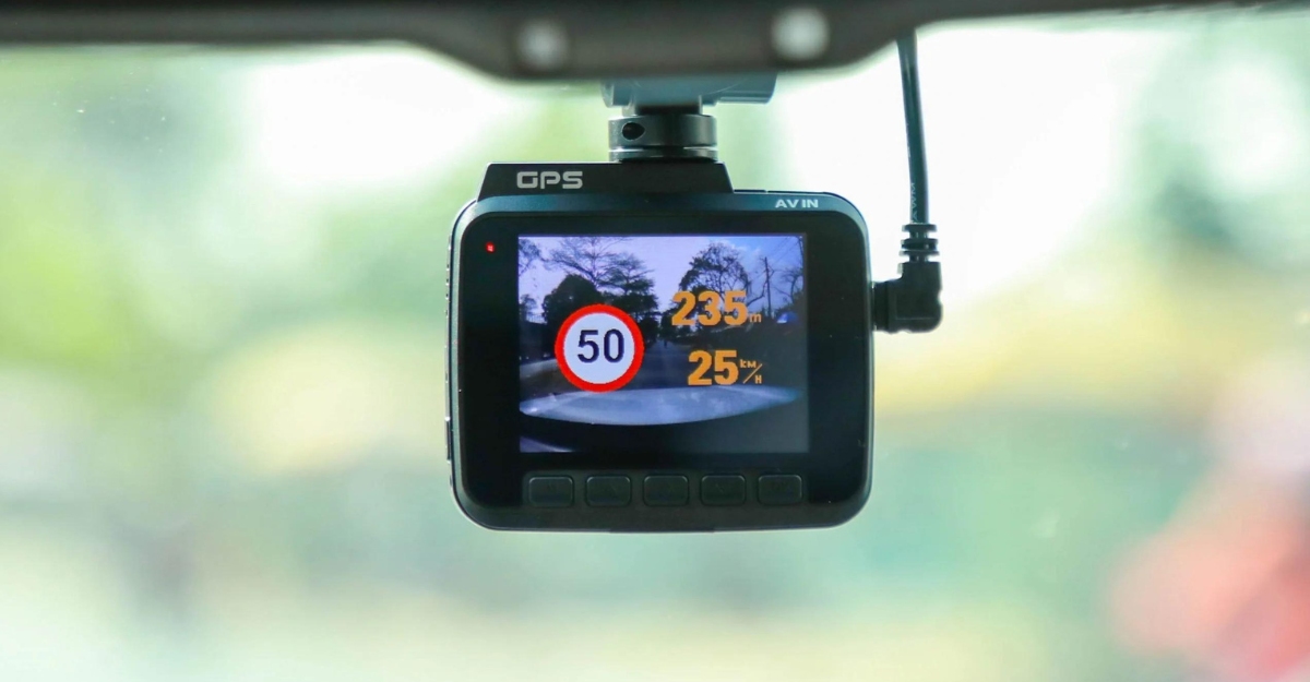 Vì sao xe ô tô nên lắp camera hành trình?