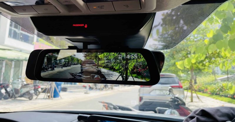 Camera hành trình xe ô tô là công cụ ghi lại chi tiết âm thanh, hình ảnh khi di chuyển trên đường